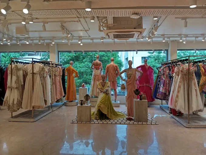 Pernia’s Pop-Up Studio